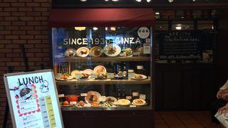 落ち着いたソファー席で味わうランチのハンバーグがオススメ