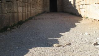 アトレウスの宝庫の入り口に向かって右手の方向の小高い丘に、ミケーネの遺跡が見えました