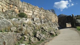 岩の上に石垣が組まれた城壁の先にありました