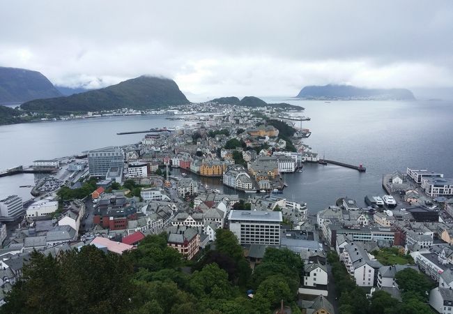 3つの島からなるオーレスンの街を眼下に