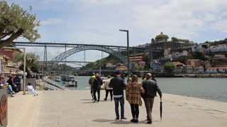 観光客で賑わうドウロ川沿いのレストラン通り