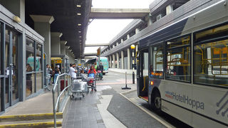 ターミナルとホテルを結びます