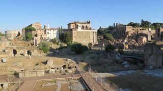 フォーリ・インペリアーリ通りの両側に広がる古代ローマ遺跡