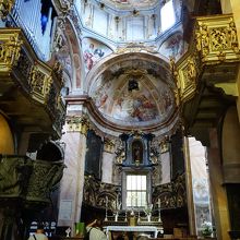 聖サンジュリオが創建した島の教会。フレスコ画が残っています
