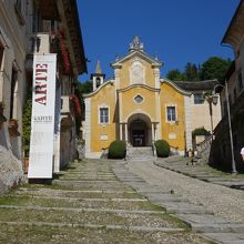 坂の上にあるサンタ・マリア・アッスンタ教会