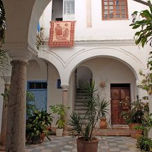 周りは魅力的な路地