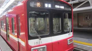 のんびりと4両編成の電車で10分おきに運転されています