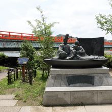 宇治川に架かる朝霧橋を背に