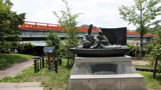 源氏物語のモニュメントが、なかなか立派