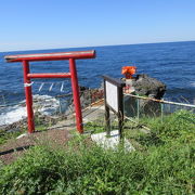 小さな祠（ほこら）が龍神の岩の上に建てられて、小さな橋がかかっている.