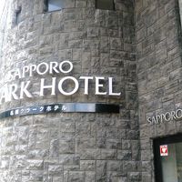 落ち着いた外観のホテル