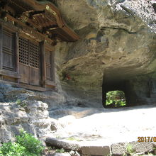 このトンネルを超えたところに、観音様があります。