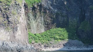 水量の少ない滝。