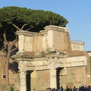 ローマ三主神のひとつミネルヴァ像が残っています。