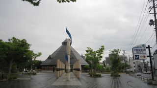 とんがりふれあい館を中心に花壇等あります