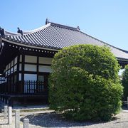 本堂は屋根にシャチホコを備えた奈良風の構え