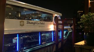 チャオプラヤー川から見る数々の高級ホテルや寺院の夜景と、船上でのシャングリラホテルの料理に満足！