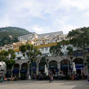 ジブラルタルの入り口　バスターミナルがある