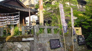 温泉の中心にあり