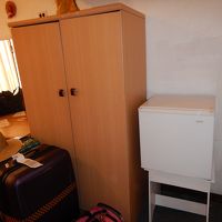 古びたタンスと小さい冷蔵庫。冷蔵庫は良く冷えました