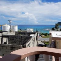 ベランダから。ガソリンタンクはありますが、海が見えます