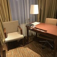 お部屋にはデスクも。