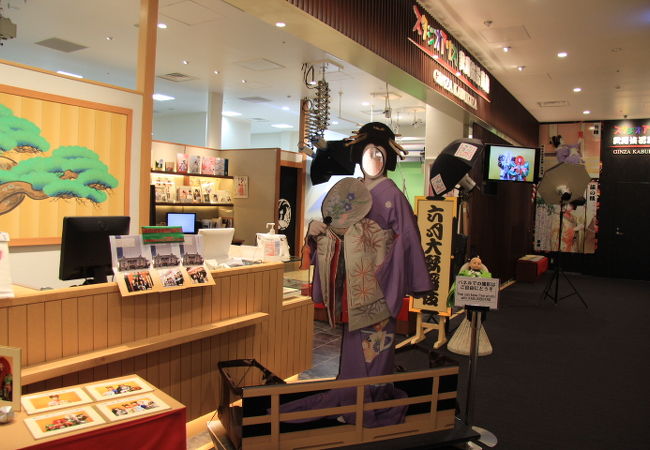 歌舞伎座５階の奥にあり