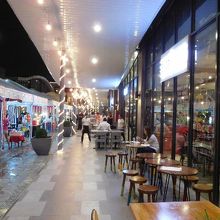 回りにも人気のレストランがたくさん並んでます