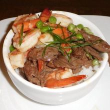 これ、牛丼にスティームしたエビをトッピングしたライスボウル？