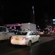 店の前のエスカリオAV.は夕方の渋滞がひどいので気を付けて