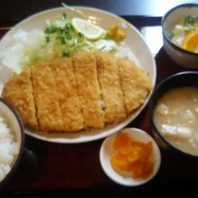 トンカツ定食です。