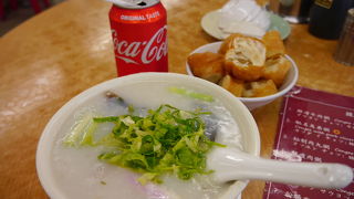 お粥が美味しいローカルなお店