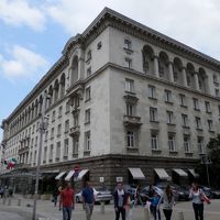 ロケーションは街の中心地で地下鉄の駅前