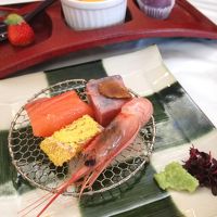 夕食。お刺身、美味しい。スイーツが着席時に並んでいたのは残念