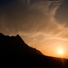 モッチョム岳と朝日。ベランダから。