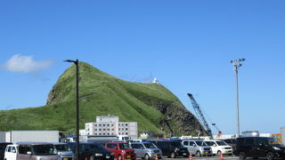 鴛泊港の近くの変わった形の山
