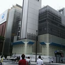 まだビルはそのままです。数寄屋橋交差点から