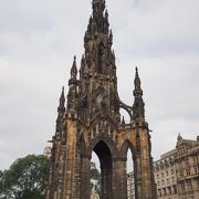 スコットランド出身の文豪の記念碑