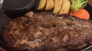 暗がりの落ち着いた店内