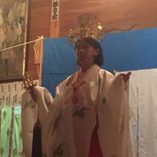 お神楽を舞う巫女さん