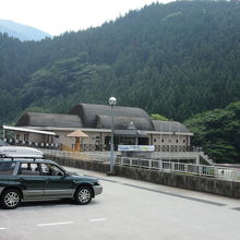 トンネルを埼玉県側に抜けて最初の休憩施設「道の駅大滝温泉」 