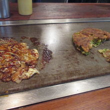 左が「豚玉」、右が「すじねぎ焼」です