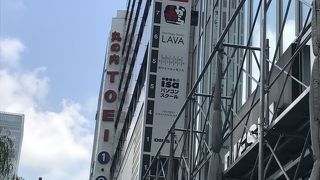 マロニエゲートの隣の映画館