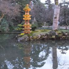 隣は雪への防御の衣を巻いた木です。