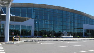 空港内で土産物は期待できない。小さなカフェだけなので、早めに空港に着かないようにしましょう。