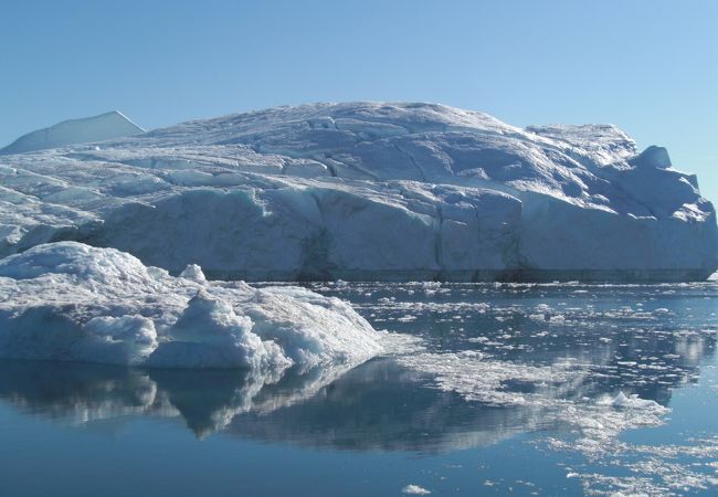 晴天の中を2時間30分のイルリサット氷河クル－ズを楽しみます