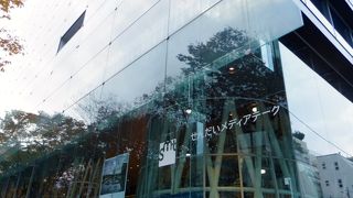 伊東豊雄の建築でも有名、贅沢な文化的空間