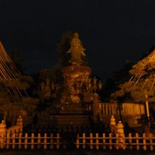 両側のお花松は明るいのに。