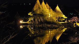 台地の上にこのような巨大な池はすごいです。