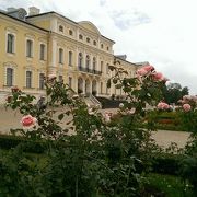 薔薇越しが美しいルンダーレ宮殿